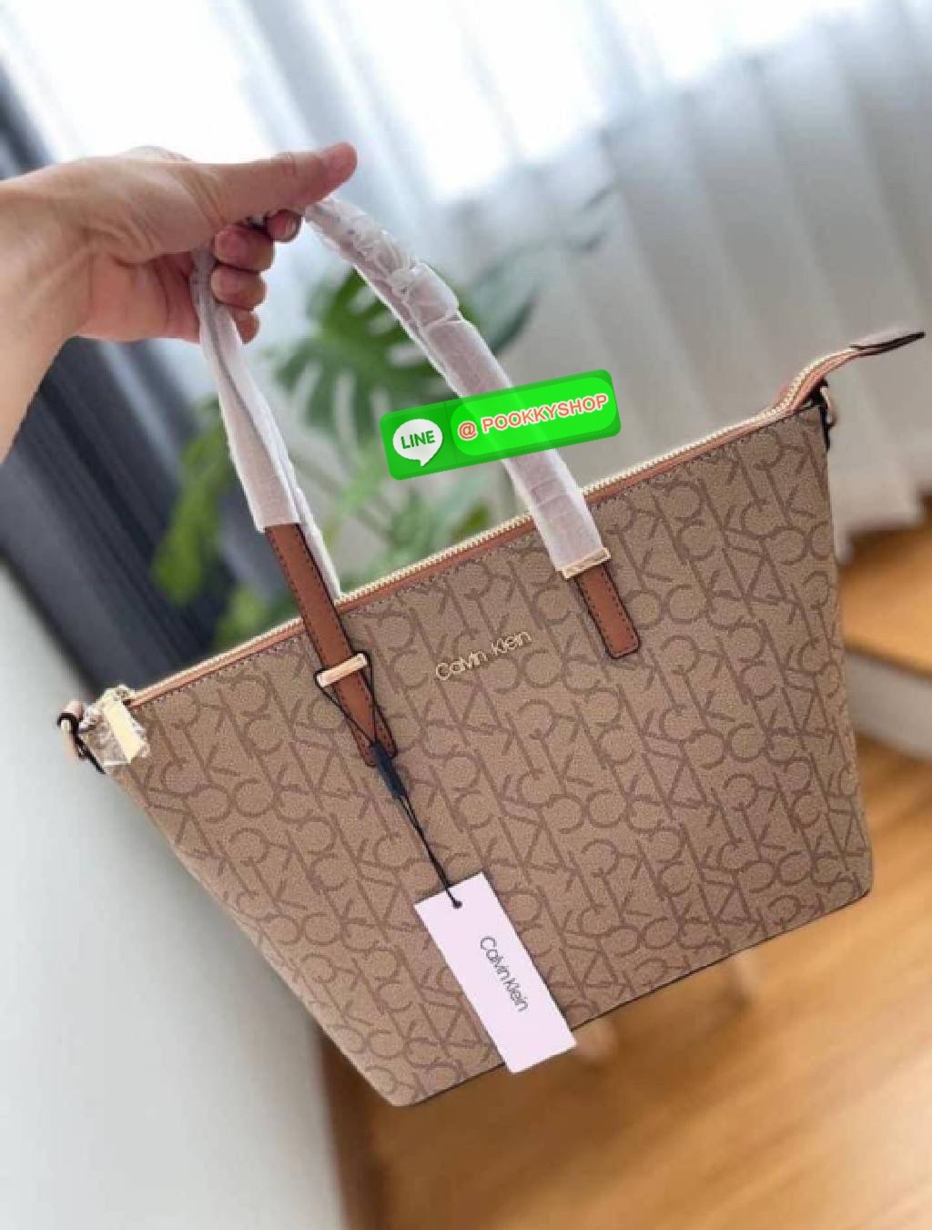 กระเป๋าทรงช้อปปิ้ง จากแบรนด์ Calvin Klein หนังดี ทรงสวยมาก มาพร้อมสายสะพายหนัง ถอดได้ ปรับระดับได้ เปิดปิดด้วยซิปบน ภายในโล่งกว้าง ซับในอย่างดี มี 1 ช่องซิป และ1 ช่องเล็ก