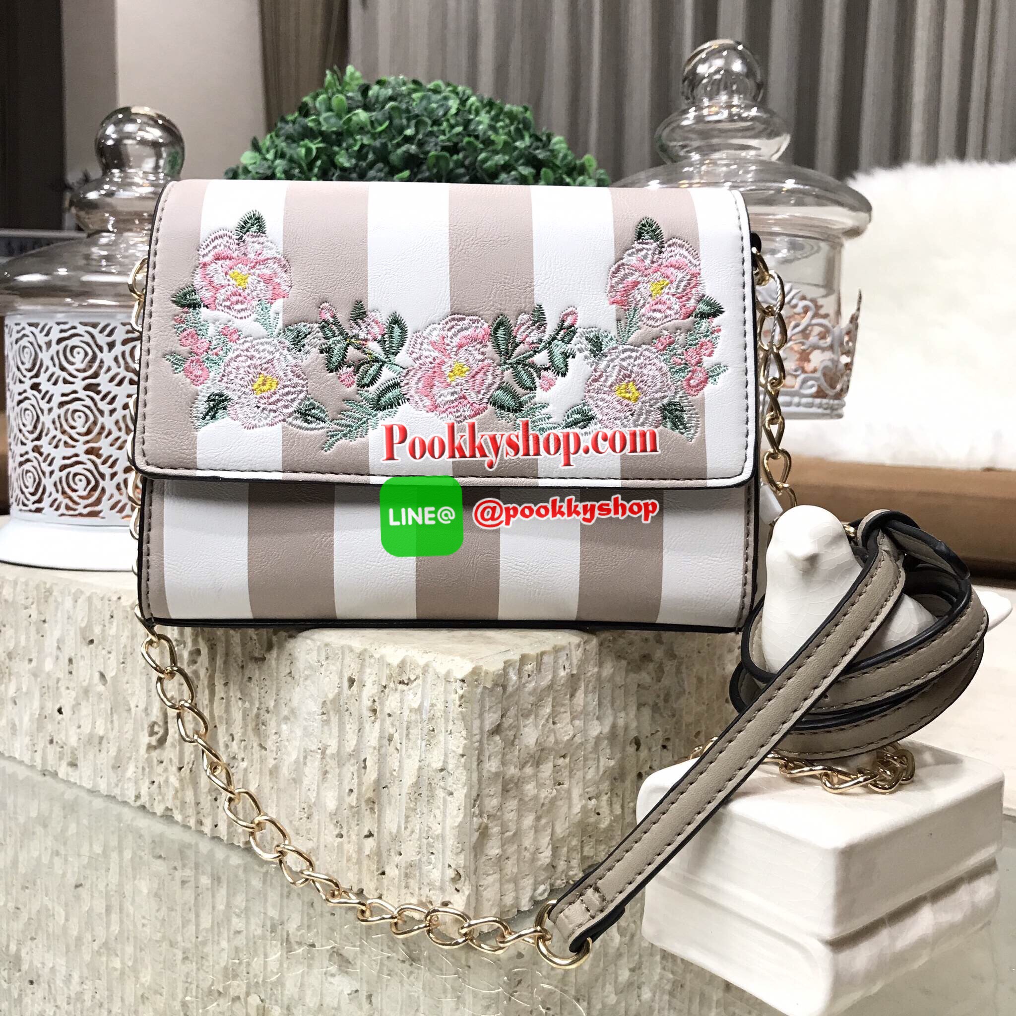 Don't Miss! NEW ARRIVAL! ALDO flower Crossbody Bag กระเป๋าถือ/สะพายรุ่นใหม่ล่าสุด ALDO แบรนด์ดังจากแคนนาดาดีไซน์สุดชิคปักลายดอกไม้สไตล์วินเทจหนังลายทางสพาสเทลอยู่ทรงกันน้ำ เปิดปิดด้วยกระดุมแม่เหล็ก ภายในมีโลโก้ ช่องซิป ช่องใส่มือถือ ใส่iphone7+ได้ น้