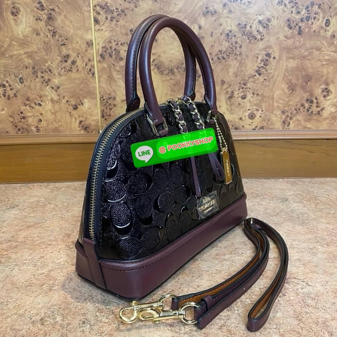 Coach MINI SIERRA SATCHEL IN SIGNATURE DEBOSSED PATENT LEATHER (COACH F55450) หนังกรวดและหนังสิทธิบัตร ด้านในมีซิปและกระเป๋าเอนกประสงค์ ปิดด้วยซิป ซับในด้วยผ้า หูหิ้วพร้อมสายสะพายยาว 3 1/2" สายสะพายถอดได้ขนาด 21 1/2" สำหรับสะพายไหล่หรือสะพายครอส