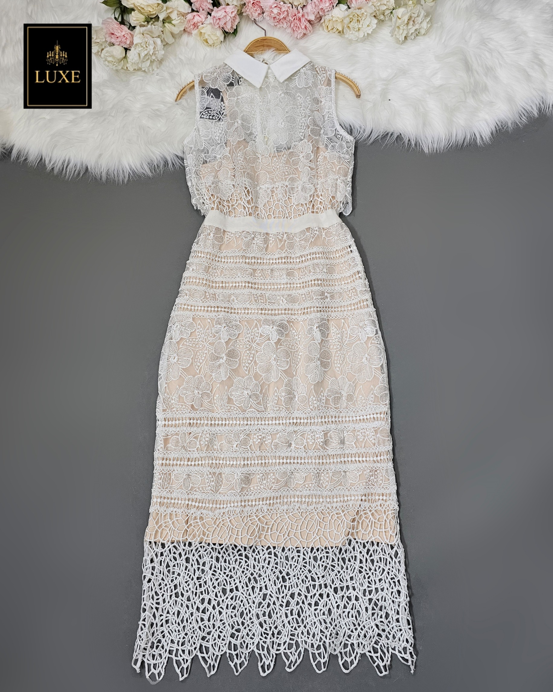 เดรสเสื้อแขนกุดแต่งคอปก กระโปรงทรงสอบ ทำจากผ้าลูกไม้โครเชต์