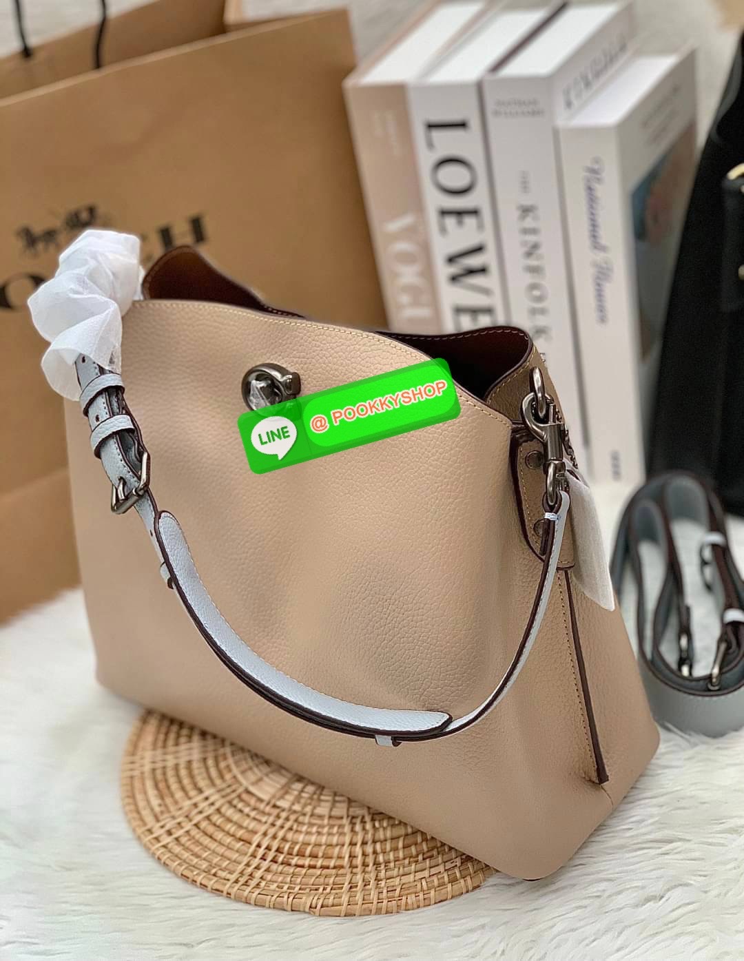 COACH WILLOW SHOULDER BAG ((C2745//C2590//C2621)) พร้อมส่ง ไม่ให้หลงรักยังไงไหว 🔺กระเป๋าหิ้ว//คล้องไหล่//สะพายข้าง สุดคุ้ม! หนังแท้ชั้นดีที่สุด ได้ไปหลงรักแน่นอนค่ะ หนังสวยมากๆ 🔺ตัวกระเป๋าแบ่งเป็นสองช่องหลัก ด้านนึงเป็นแบบหมุนล็อค//อีกด้าน