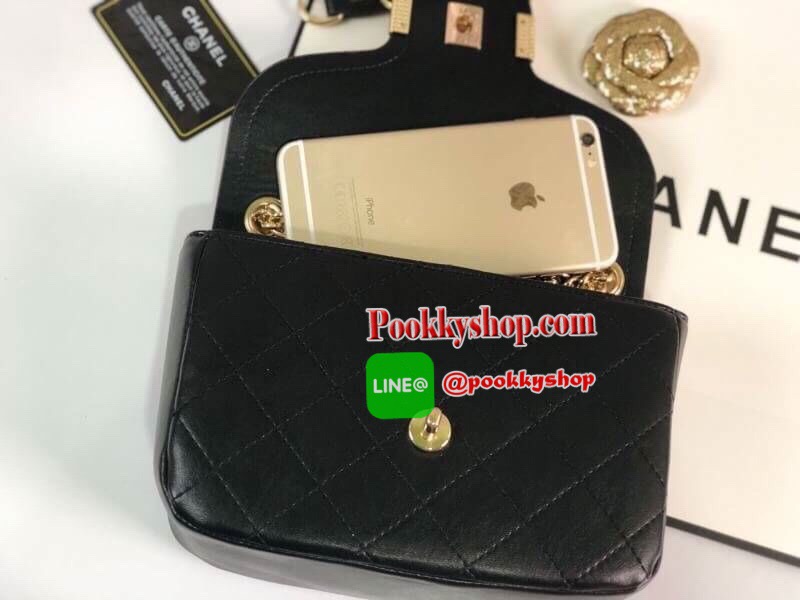 Chanel อเนกประสงค์ รุ่น Limited edition วัสดุหนังแกะเรียบขนาดเล็กกะทัดรัดน้ำหนักเบามีช่องใส่ของจุกจิกเปิดปิดด้วยฝาปิดกระดุม และซิป มีช่องใส่บัตร ช่องซิป ใส่กระเป๋าสตางค์ใบกลางได้ค่ะตัวจริงสวยมากๆถูกใจรีบจองนะคะใส่มือถือได้ทุกรุ่นสายสะพายยาวคู่สะพายได้สองแ