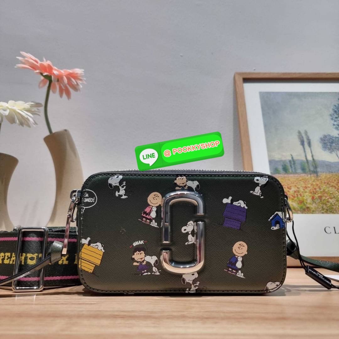 PEANUTS × MARC JACOBS THE SNAPSHOT CROSSBODY BAG คอลเลคชั่นแสนคิวท์ ที่ยกขบวนเหล่าซุปตาร์การ์ตูนมาให้แบบจัดเต็ม กับไอเท็มยอดฮิตที่โดดเด่นเป็นเอกลักษณ์ กระเป๋าสะพายข้างสุดปัง ดีไซน์ลายพรินท์แก๊งค์การ์ตูนสุดฮอต เรียกได้ว่าไม่ซ้ำใคร!! วัสดุหนังวัว สวยอยู่ทรง
