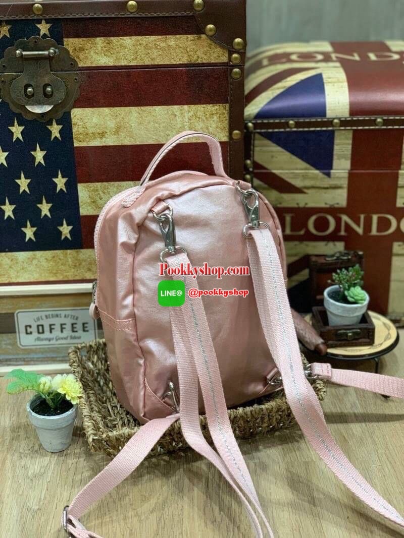 Kipling alber solid Convertible mini backpack (HD7349) กระเป๋าเป้ขนาดมินิ สไตล์3in1 ที่สามารถถือ/สะพายข้างหรือเป็นเป้ก็ได้ มีช่องซิปใช้งาน2ช่อง ภายในแบ่งเป็นช่องเล็กใส่ของจุกจิก ด้านหน้าเพิ่มช่องเล็กเปิดปิดด้วยกระดุมแม่เหล็ก มาพร้อมพวงกุญแจลิงขนปุกปุยและส