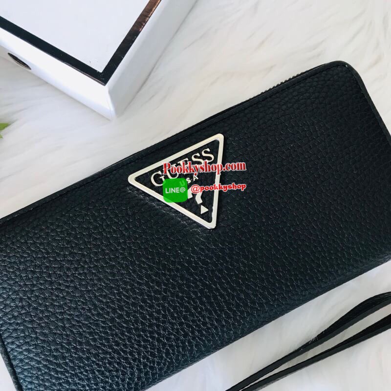 GUESS WOMEN'S LONG WALLET กระเป๋าสตางค์ใบยาวซิปรอบ วัสดุ PU คุณภาพดี นิ่ม น้ำหนักเบา ด้านหน้าประดับด้วยโลโก้แบรนด์สุดหรู ด้านในมีช่องเสียบการ์ด/บัตร/ธนบัตรและช่องซิปสำหรับใส่เหรียญ ด้านหลังมี1ช่องซิปใช้งาน มาพร้อมสายคล้องมือถือเป็นทรงคลัชท์ก็ได้ ราคา