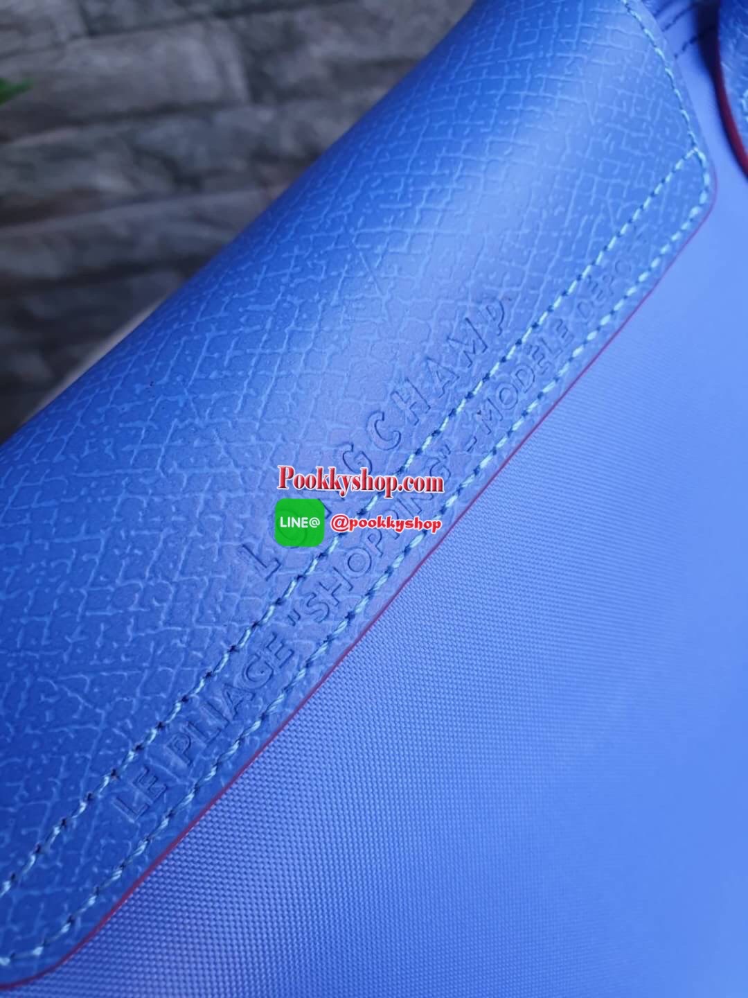 Longchamp Le Pliage Club Tote Bag Size L หูยาว วัสดุเนื้อผ้า Nylon Canvas เคลือบกันนำ้ ตัดด้วยหนังแท้ที่มีน้ำหนักเบา ดีไซน์เรียบง่ายแต่เต็มไปด้วยความคลาสสิก จนเป็นที่ชื่นชอบไปทั่วโลก Longchamp ปรับโฉม LE PLIAGE ด้วยการปักลายรูปม้า-ตราสัญลักษณ์ของแบรนด์บนผ