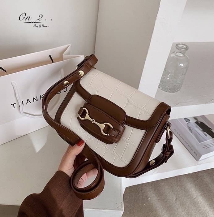 New Arrival 🔥🔥🔥 🇰🇷Korean style bag🇰🇷 กระเป๋าหนังพียูทรงสี่เหลี่ยม ปั้มลายCroco สายสะพายเป็นสายหนัง ปรับความยาวได้