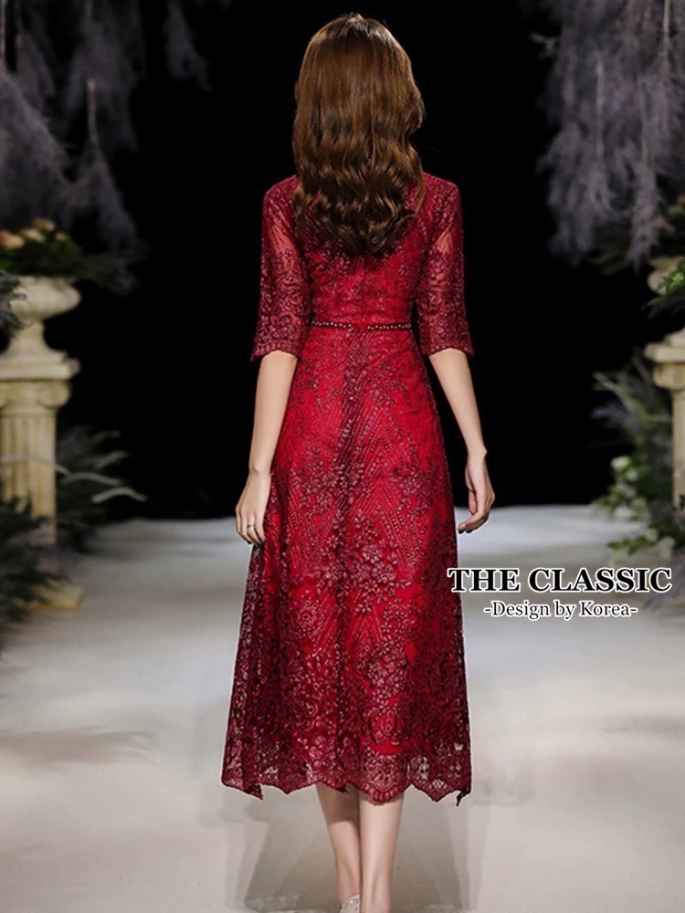 เดรสแฟชั่น ชุดยาวออกงาน ใช้ผ้าเนื้อดีปักลวยลายด้วยเลื่อมเล็กๆ ประกายเพชรระเอียดยิบทั้งตัว