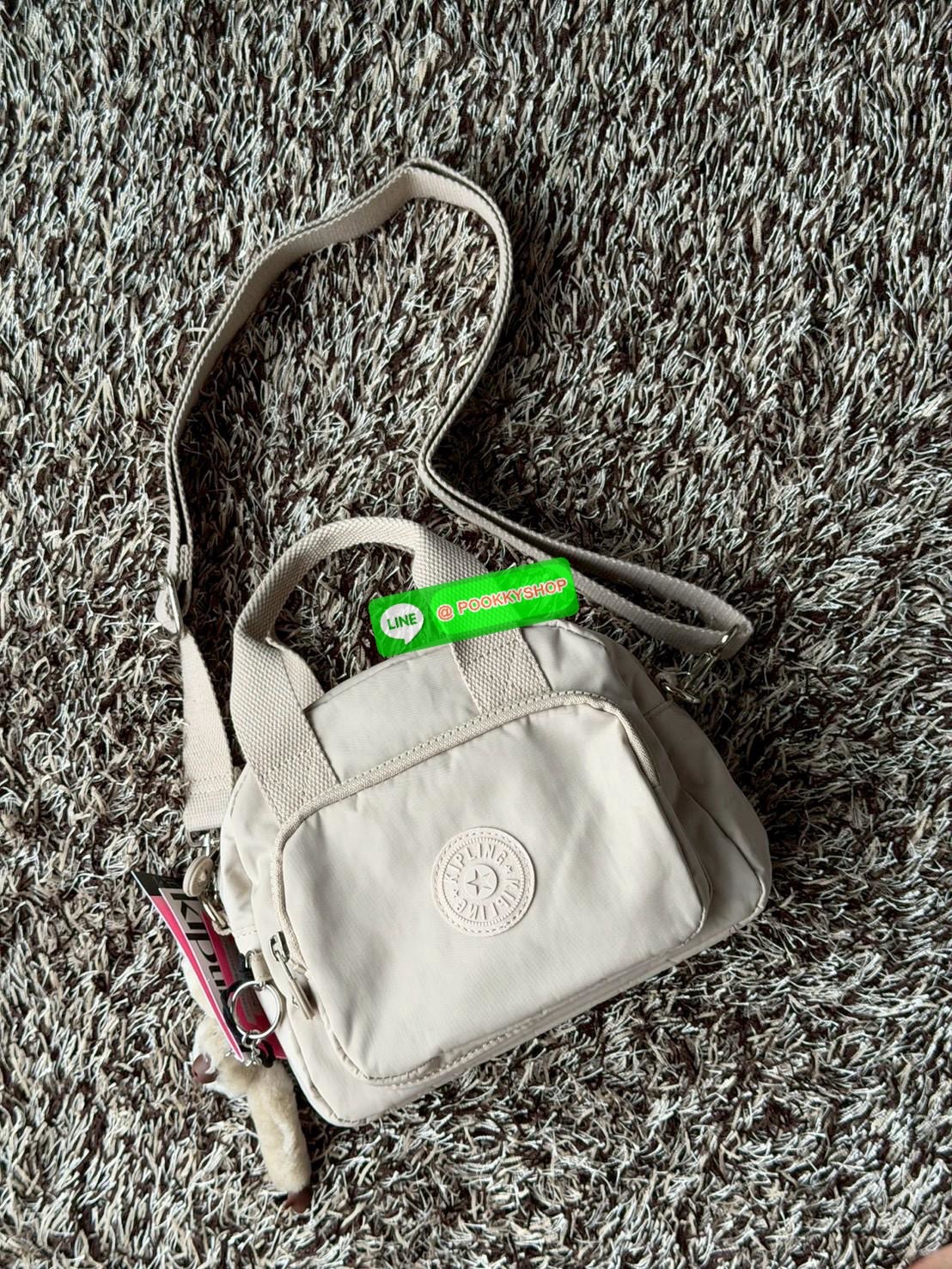 💕Kipling Unisex Shoulder Bag Defea กระเป๋าสะพายข้าง Defea Mini ที่ตอบโจทย์ทุกวันของคุณ ไม่ว่าคุณจะออกไปทำธุระประจำวัน หรือพบปะกับเพื่อนฝูง Defea Mini เป็นกระเป๋าที่น่ารักและน้ำหนักเบา ที่สุดในคอลเล็กชัน