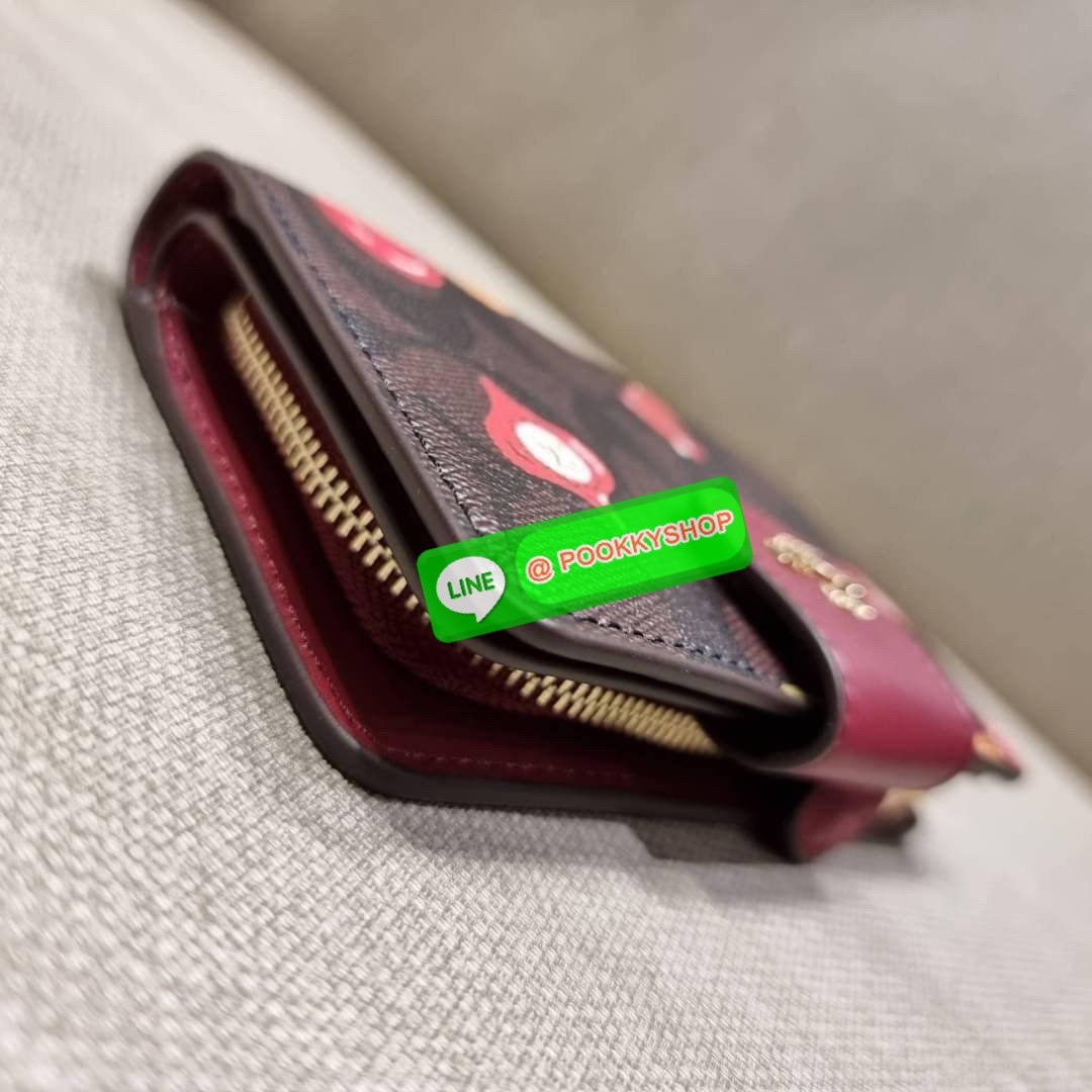COACH C7413 MEDIUM CORNER ZIP WALLET WITH ORNAMENT PRINT คอลเลคชั่นใหม่ กระเป๋าสตางค์ใบกลาง ดีไซน์ใหม่ สุดหรู คละลายพริ้นท์เต็มใบ น่าใช้ไปอีก วัสดุหนังแคนวาสเคลือบลาย ภายในมีช่องใส่บัตร ใส่ธนบัตรได้ครบ และมีช่องซิปแยก ใบจริงสวยมากๆ แนะนำจ้า ราคาสุดคุ้มครบ