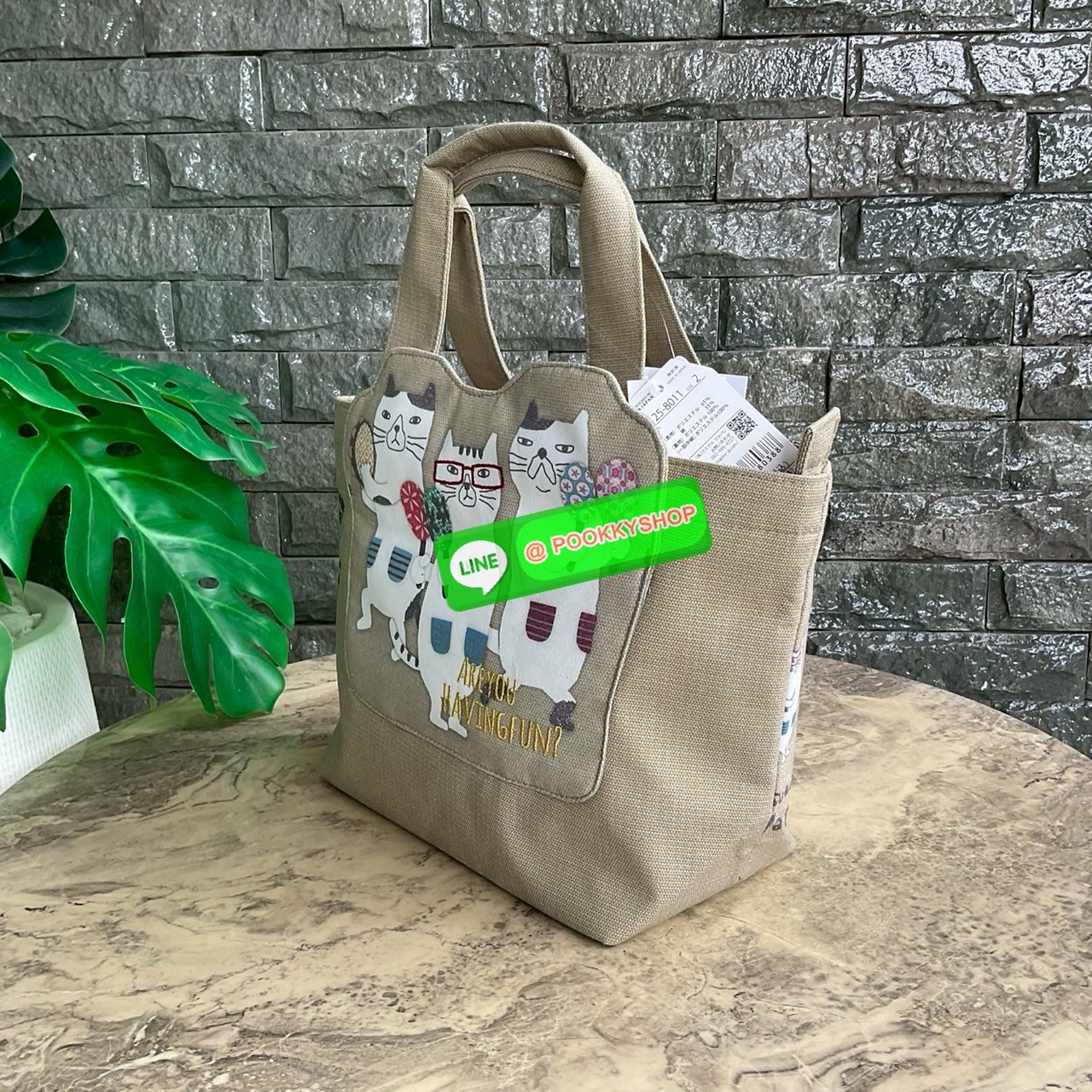 กระเป๋าถือ คล้องแขน ทรงโท้ทสุดเก๋และน่ารัก Nekomaruke Hamipoke Bag จาก Kusguru Japan กระเป๋าโท้ทสุดน่ารักใบนี้เหมาะสำหรับผู้หญิง และเป็นไอเทมใหม่ในคอลเลกชันฤดูใบไม้ผลิ/ฤดูร้อน 2025