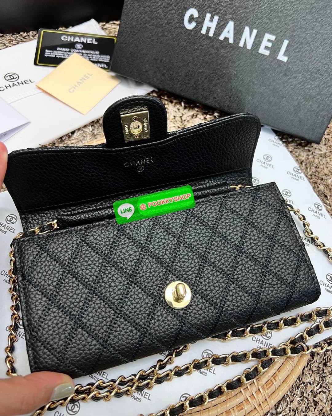 New in! สวยกริปมากๆค่ะ สาวๆที่มีบัตรเยอะๆหรือชอบพกเงินสดเยอะๆ แนะนำรุ่นนี้เลยค่ะ ไม่ผิดหวังแน่นอน CHANEL CHAIN WALLET//CLUTCH BAG ((vip gift ตปท)) พร้อมส่ง บอกเลยน้องสวย ไร้ที่ติเลยค่า! กับกระเป๋าสะพายแบบครอสบอดี้ร์หรือถือแบบคลัทเป็นกระเป๋าเงินเก๋ๆได้เลยค