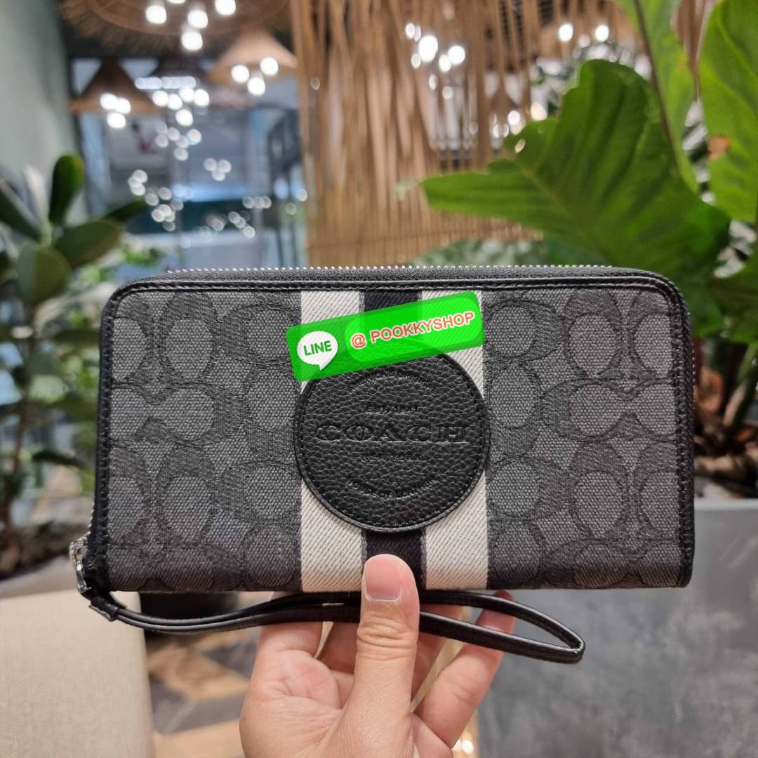 COACH C9073 DEMPSEY LARGE PHONE WALLET IN SIGNATURE JACQUARD WITH STRIPE AND COACH PATCH พร้อมเสิร์ฟความเลิศหรู กับคอลใหม่ล่าสุด กระเป๋าสตางค์ใบยาวกึ่งคล้องมือ สีสุดละมุน ถือใช้คือขับผิวสุด!! วัสดุผ้า jacquard สลับหนัง pepble มาพร้อมสายคล้องมือในตัว กันหล