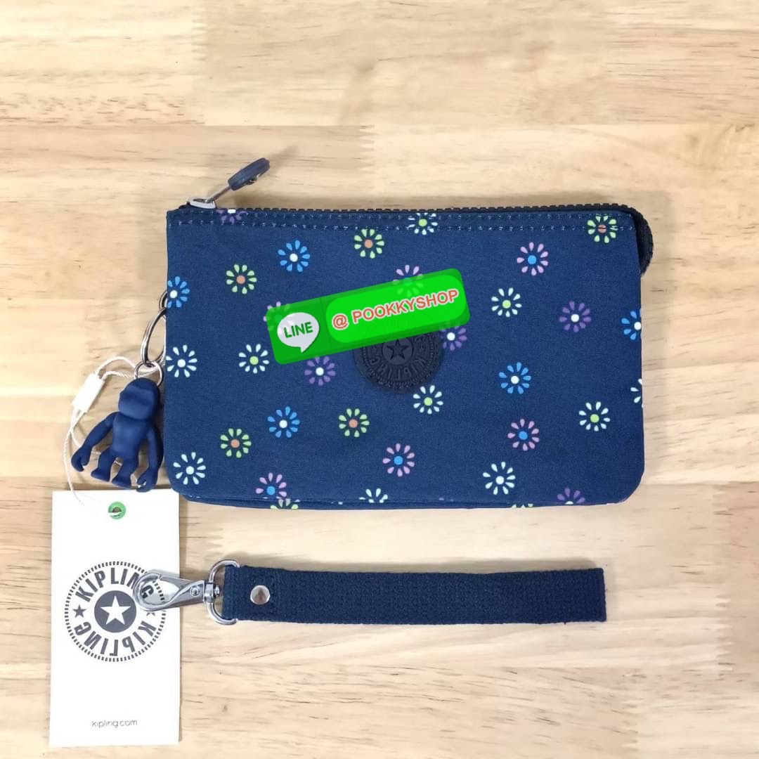 Kipling Creativity Large Pouch วัสดุ Nylon 100% กระเป๋าคล้องมือขนาดพอเหมาะ 7.25 นิ้ว พกพาสะดวก เปิด-ปิดด้วยซิปเดียวใช้งานง่าย ด้านในมีช่องกว้าง 2 ช่องและช่องซิปเล็กตรงกลางอีก 1ช่อง ใช้งานได้สะดวก สามารถใส่มือถือ 7.5 นิ้วได้ กุญแจรถ ธนบัตรได้ ล็อตนี้มาพร้อ