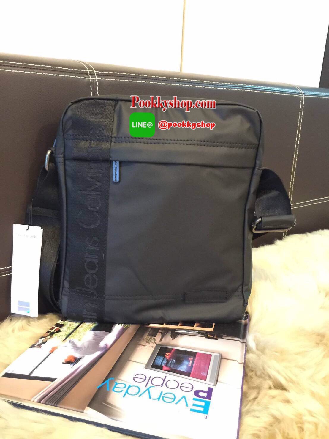 Restock! "CALVIN KLEIN" JEANS CROSSBODY BAG (Size L) กระเป๋าสะพายรุ่น Limited Edition จาก Calvin Klein Jeans วัสดุ Nylon + Polyester 100% คุณภาพดีเนื้อนิ่มน้ำหนักเบา กันน้ำ ด้านหน้ามีโลโก้ Calvin Klein Jeans พร้อมช่องซิป1ช่อง เปิดปิดด้วยซิปสะดวก