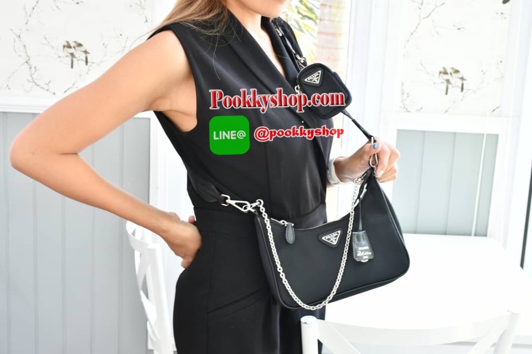 PRADA nylon mini รุ่นใหม่ มาแรง!!! ไอเท็มยอดฮิต วัสดnylon กันน้ำ มีสาย2แบบ สายยาวปรับระดับได้ฟรีไซด์และสายโซ่คล้องแขน มีป้ายแท็คหนัง อย่างดี และกระเป๋าใส่เหรียญน่ารักๆ อะไหลเงินปั้มแบรนด์แท้ทุกจุด ทรงสวย ถอดเปลี่ยนสายได้ เปิดปิดด้วยซิป ด้านในมีป้ายโลหะแบร