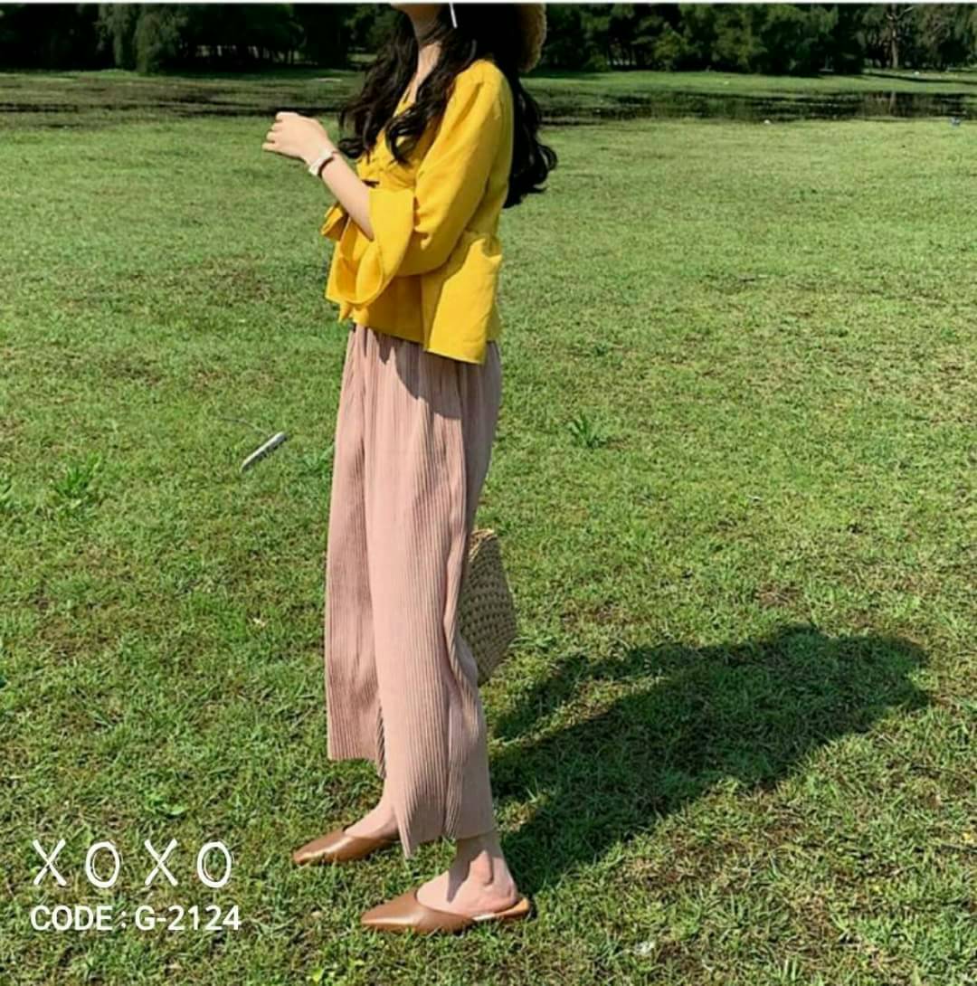 สินค้าพร้อมส่ง งานอย่างดี พร้อมกล่อง แตะสวม ใส่สบาย น้ำหนักเบา โดนน้ำได้ ด้านหน้าเชฟไล่วี ใส่แล้วเก็บทรงเท้า ดูขาเรียวยาว สีพสาเทล แมทส์ชุดง่าย มีส้นเล็กน้อยกำลังใส่สบาย วัสดุ PVC