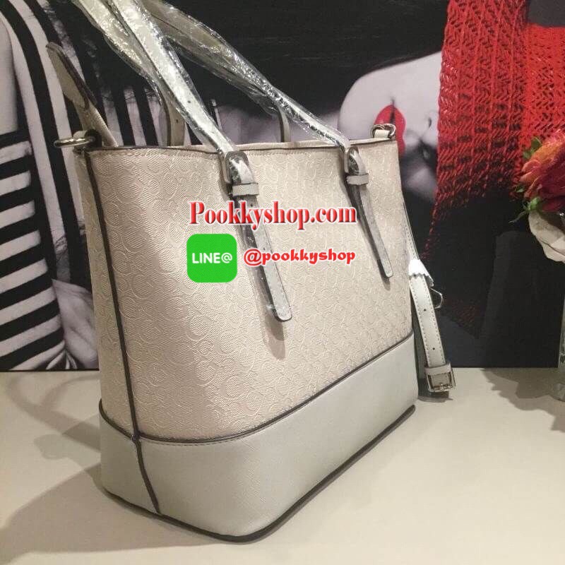 GUESS DELANEY TOTE BAG กระเป๋าทรง shopping วัสดุหนังแก้วเงาสวย น้ำหนักเบา ด้านหน้าประดับด้วยโลโก้แบรนด์สุดหรู เปิดปิดกระเป๋าด้วยซิปสะดวกใช้ ด้านในโล่งกว้าง มีช่องซิปและช่องเล็กสำหรับใส่ของ ซับในลายแบรนด์ รุ่นนี้มาพร้อมสายสะพายยาวปรับได้ ถอดได้ จะใช้แบบสะพ