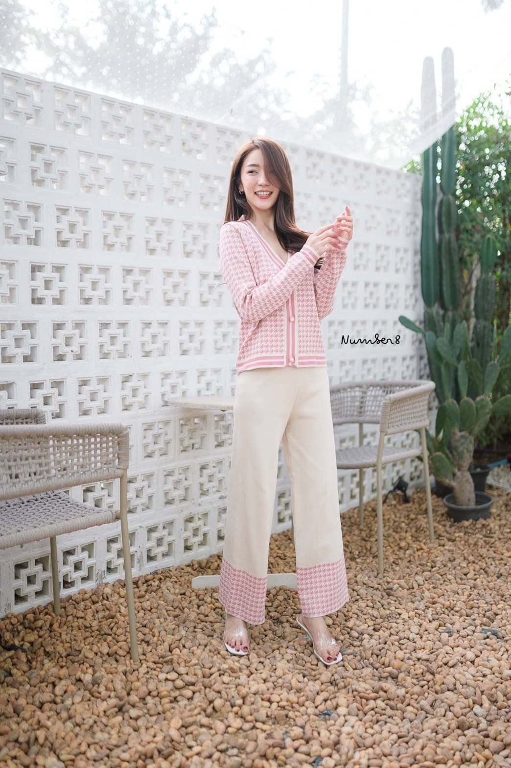 Korea Scott Knitting Set Detail : น่ารักมากค่ะ ชุดเชทเสื้อคาดิแกน ทอลายชิโนริ แต่งกระดุมมุก ขอบอกว่าเสื้อทรงดีย์มากเว่อร์ จับคู่มากับกางเกงขายาวทรงกระบอก เนื้อผ้าknitt ที่เอวสม็อค ปลายขาทอลายชิโนริ สีสวยแมทชิ่งลงตัวสุดๆ ใส่ได้บ่อยๆเลยค่ะ เพราะใส่สบายม๊ากก