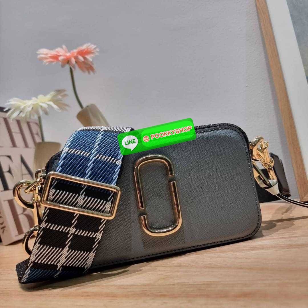 MARC JACOBS THE SNAPSHOT CAMERA BAG ไอเท็มยอดฮิตที่โดดเด่นเป็นเอกลักษณ์ กับกระเป๋าสะพายข้างสุดปัง เรียกได้ว่าไม่ซ้ำใคร!! วัสดุหนังวัว สวยอยู่ทรง เปิด-ปิดกระเป๋าด้วยซิป มีซิปหลัก 2 ช่อง แบ่งสัดส่วนไว้ดีมาก มาพร้อมสายสะพายสปอร์ตเส้นใหญ่ ที่ออกแบบโทนสีมาให้เ