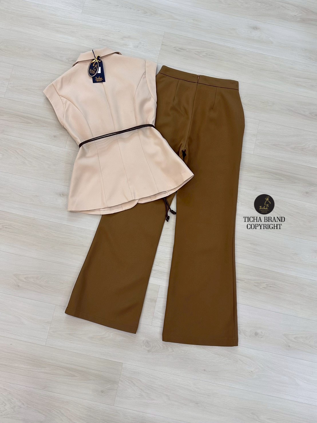 ชุดเซทแฟชั่น Set 3ชิ้น เสื้อ+กางเกง+สายเข็มขัด ดีเทลเสื้อคอปกทรงแขนล้ำโทนสีไอวอรี่