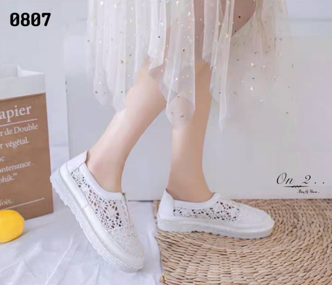 สวยแค่ไหนถามใจดู รองเท้าผ้าใบลูกไม้งานจริงสวยมากก ใส่ง่ายด้านหน้าเป็นยางยืด พื้นเสริมกันลื่นใส่เข้ากับชุดง่ายได้ทุกชุด มา2สี