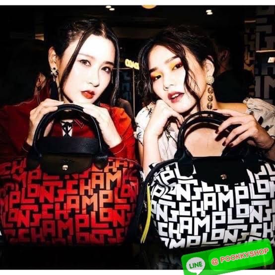 💕Longchamp LE PLIAGE LGP TOP HANDLE BAG M พบกับคอลเลคชั่นใหม่ล่าสุด มีดีไซน์ที่เรียบหรูและคลาสสิก แฝงด้วยลูกเล่นแบบเฟมินีน แถมยังมีน้ำหนักเบาอย่างไม่น่าเชื่อ มาพร้อมกับหูจับกระเป๋าคู่และฝาปิดแบบกระดุม กระเป๋าถือใบนี้สามารถใช้ถือแบบทั่วไป มีสายสะพา