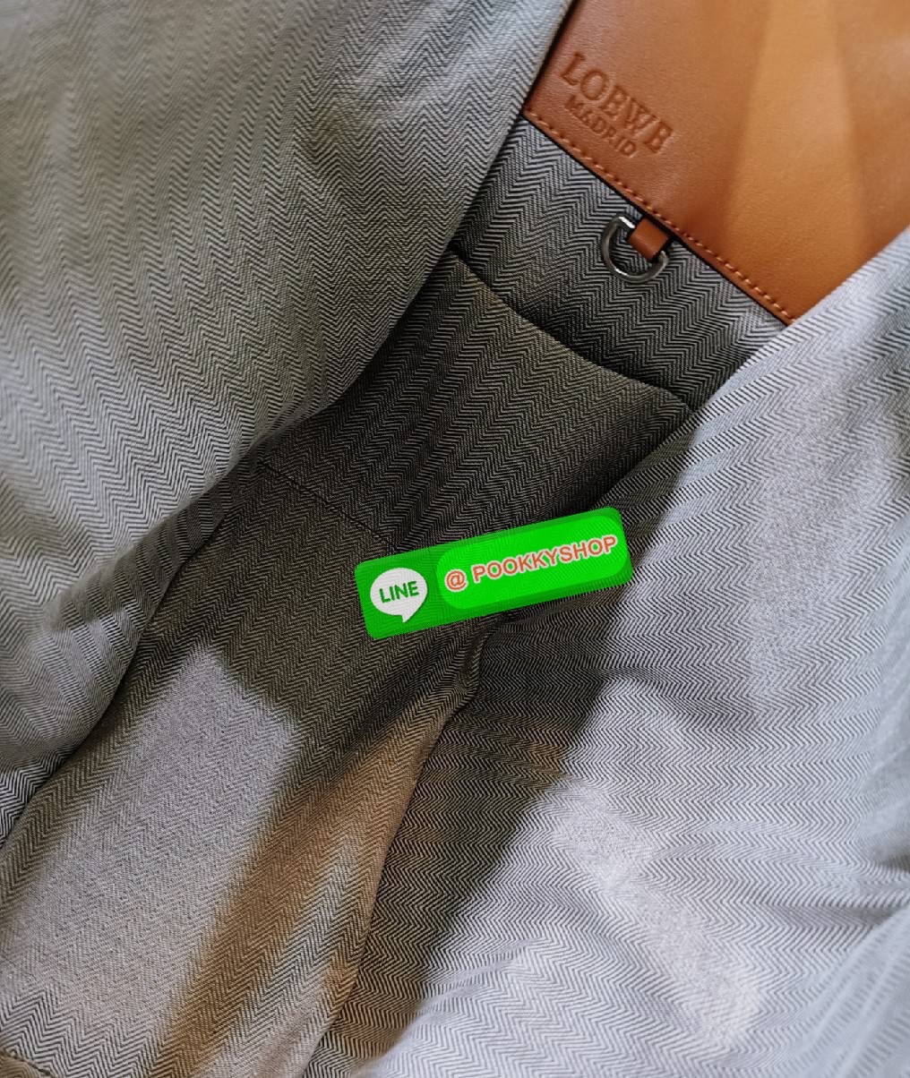 ✴️ห้ามพลาด!✴️LOEWE HANDLE & SHOULDER BAG VIP GIFT WITH PURCHASE (GWP) กระเป๋าถือหรือสะพายหนังแท้พรีเมี่ยมกิ๊ฟ Limited จาก LOEWE PERFUME DUTYFREE รุ่น Rare items สุดๆวัสดุหนังแท้ Calfskin หนังสวยดีไซน์มีเอกลักษณ์ ใบใหญ่กำลังดี น้ำหนักเบา ด้าน