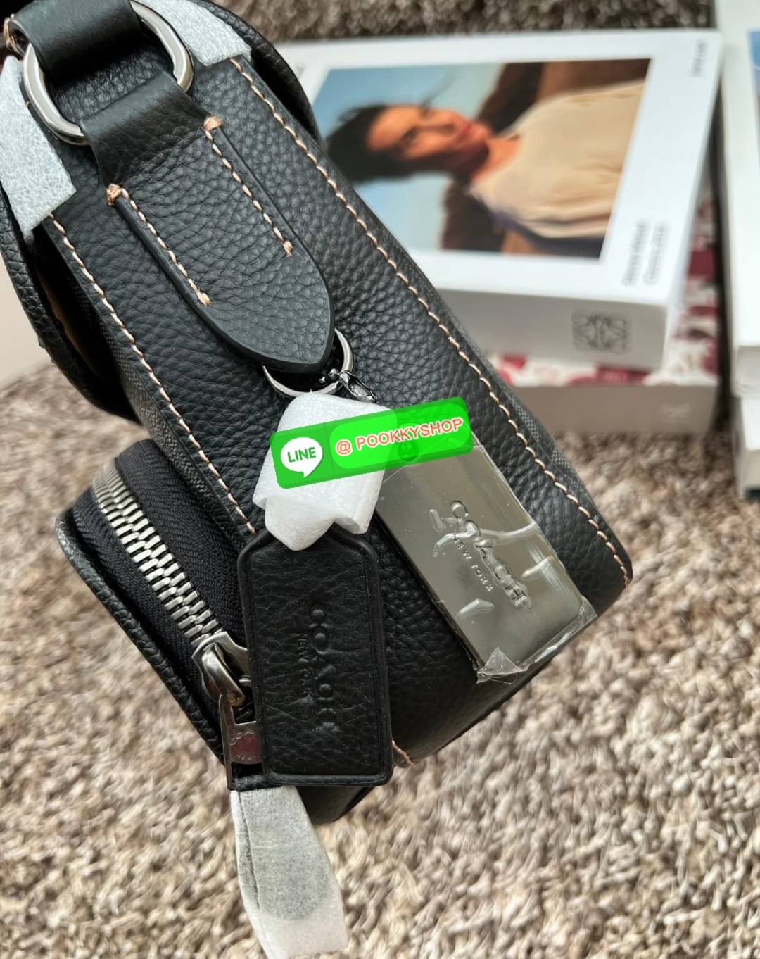 NEW IN! COACH SULLIVAN FLAP CROSSBODY IN BLOCKED SIGNATURE ((CC032)) พร้อมส่ง! รุ่นที่หนุ่มๆถามถึงกันเข้ามา กับกระเป๋าสะพายแบบครอสบอดี้ร์ หนังแท้อย่างดี สวยมากๆ สามารถพกพาไปได้กับทุกๆวัน 🌟รุ่นนี้ห้อยพวงแบรนด์ด้านข้างมาให้2พวงค่ะ ด้านหน้ามีข่องซิปห