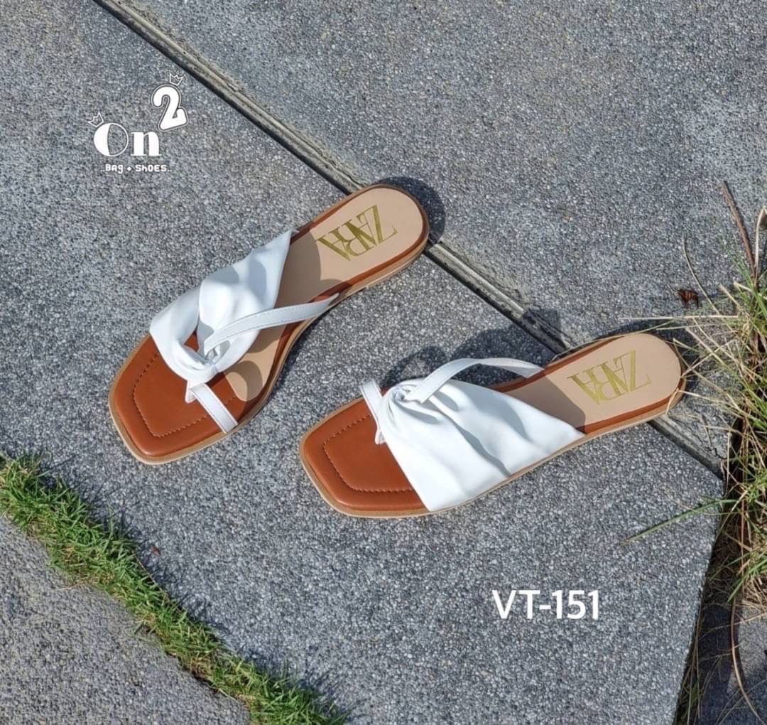 New in🦋🦋รองเท้าแตะ Zara แบบสวมนิ้วโป้งดีไซสน์หนังด้านข้างสวยเก๋มากๆค่ะ งานหนังPU เย็บอย่างดีพื้นเสริมนิ่ม ทนทานใส่สบายใส่ออกมาสวยค่ะ