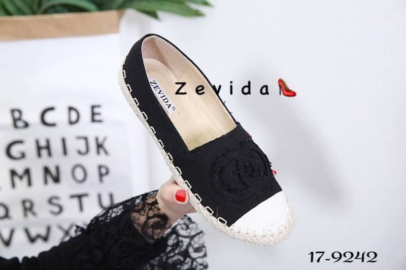 สินค้าพร้อมส่ง มาใหม่จ้าา รองเท้าคัชชูงานฮิตมากๆจ้า งานผ้าดีไซน์ทันสมัย มาแรงสุดๆจ้าา สวมใส่สบาย ใส่ได้ทุกวันเลยจ้าา มี 3 สีน้าา ชิวๆ ชิคๆ รีบจองเลยจ้า