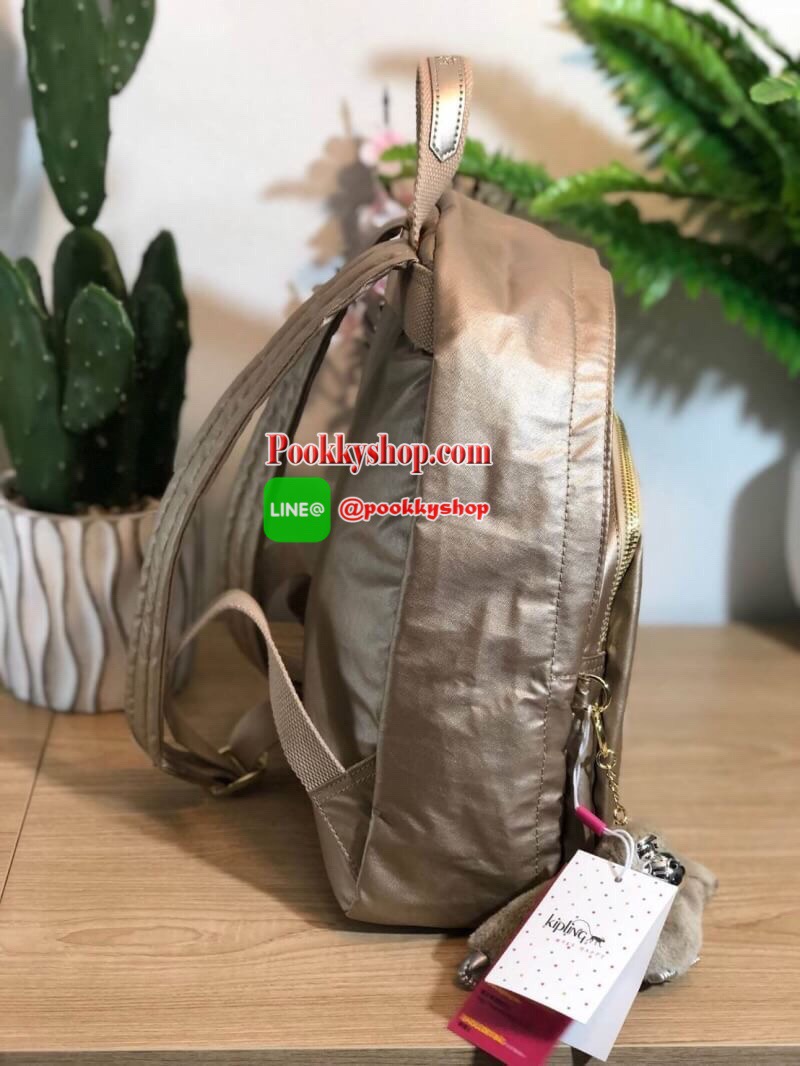Kipling Disney's Backpack collection สุดน่ารักจากแบรนด์ kipling ขนาดกำลังน่ารักพอเหมาะสำหรับใส่ของระหว่างวัน และช่องจัดเก็บอีกหลากหลายรูปแบบ ดีไซน์สวยนับเป็นอีกหนึ่งกระเป๋าเป้ที่พร้อมให้คุณได้สะพายออกไปข้างนอกได้ทุกวันอย่างมั่นใจ เพราะแมทช์เข้ากับทุก