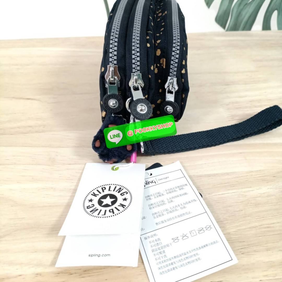 KIPLING Monkey program Seoul up clutch & sling bag รุ่น 2 ซิป (ขนาด 7 นิ้ว) กระเป๋าคล้องมือ หรือ สะพายข้าง ขนาดเล็ก วัสดุ Nylon & Polyester 100% ใช้งานได้ 2 รูปแบบ มีสายสลับเปลี่ยนได้ทั้งแบบคล้องมือ และ สะพายข้าง ตามโอกาสการใช้งาน