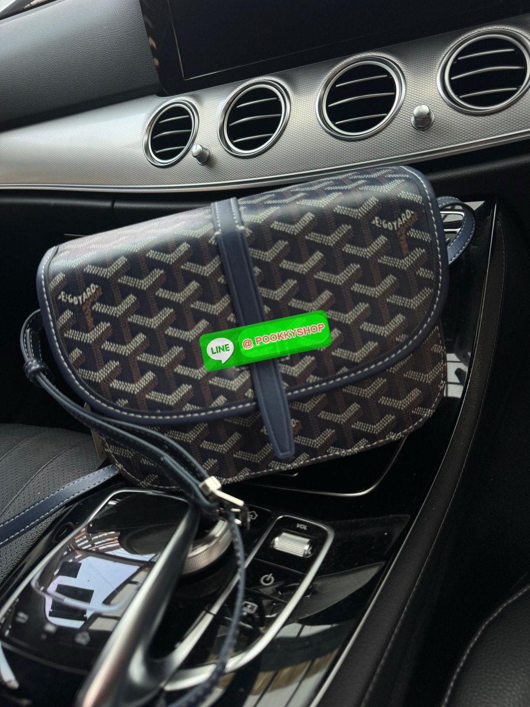 Goyard belvedere pm แบรนด์ดังจากฝรั่งเศส เรัยบหรูแต่ดูสง่า สะดุดตาด้วยลายเฉพาะตัว วัสดุที่นำมาตัดเย็บกระเป๋าเป็นวัสดุผ้าใบ Canvas ที่มีชื่อเรียกว่า “Goyardine” ซึ่งเป็นผ้าใบที่เป็นการผสมผสานระหว่างผ้าฝ้าย (Cotton), ผ้าลินิน (Linen) และ ผ้าป่าน (Hemp) ทำกา