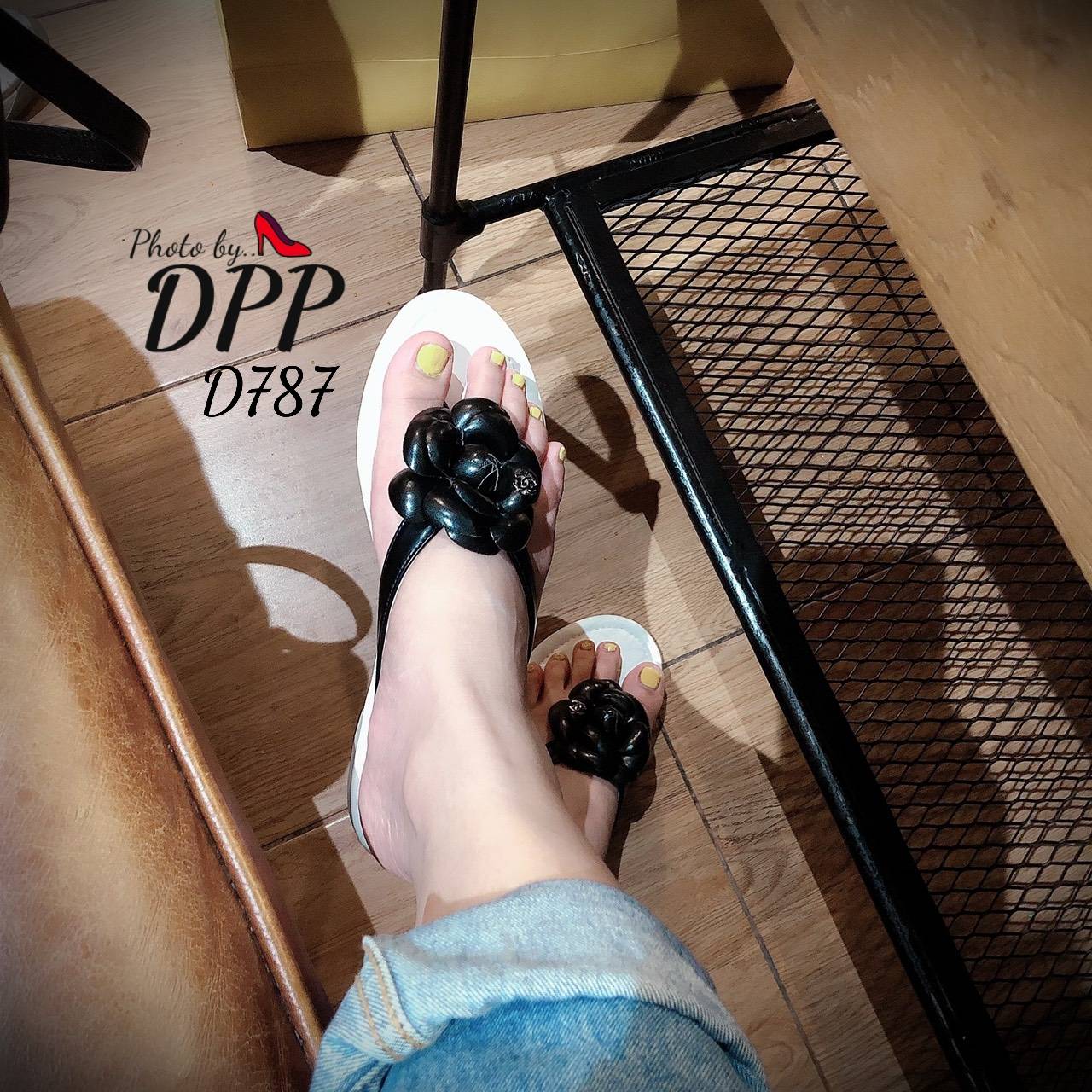 D878 พร้อมส่ง ของเข้าใหม่วันนี้ คะ Chanel sandal ดอกคาเมเลีย ชนช้อป ปักchanel ที่พื้นตามแบบแท้ สวยมาก คอนเลคชั่นนี้ จะออกโทนขาวตามแบรนแท้ ชอบสั่งได้เลย งานสวยมาก