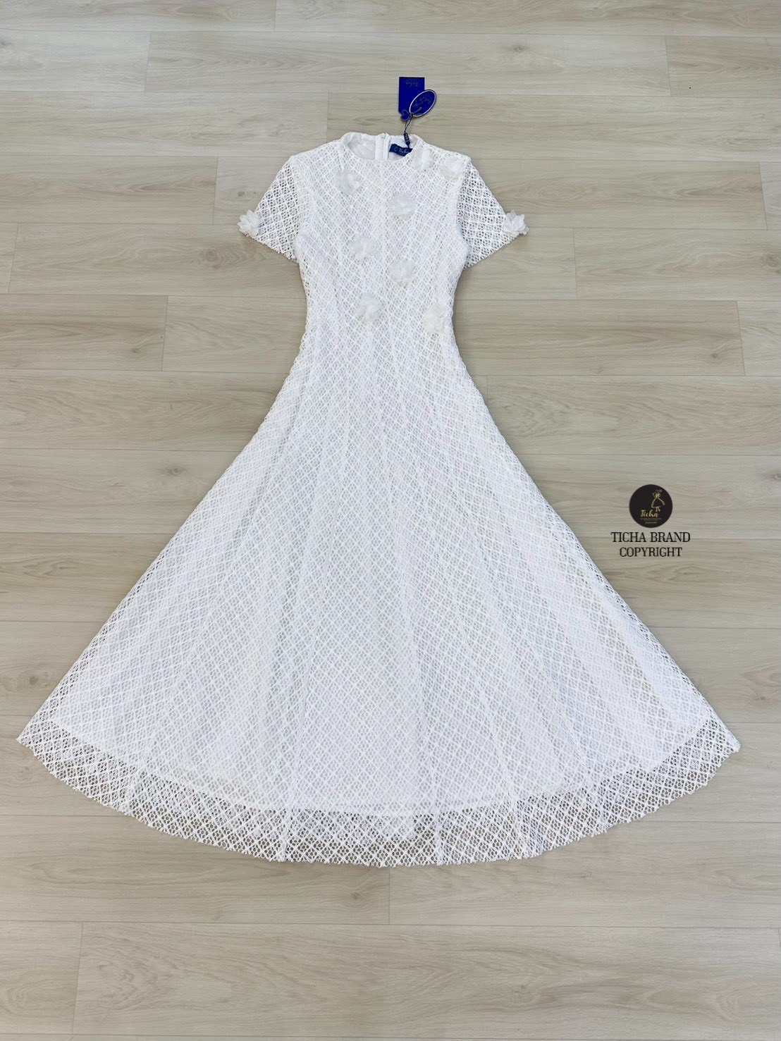 เดรสแฟชั่น Maxi เดรสแขนสั้น สีขาวคอปีน ดีเทลช่วงอกเย็บติดดอกไม้3Dทรงเข้ารูป