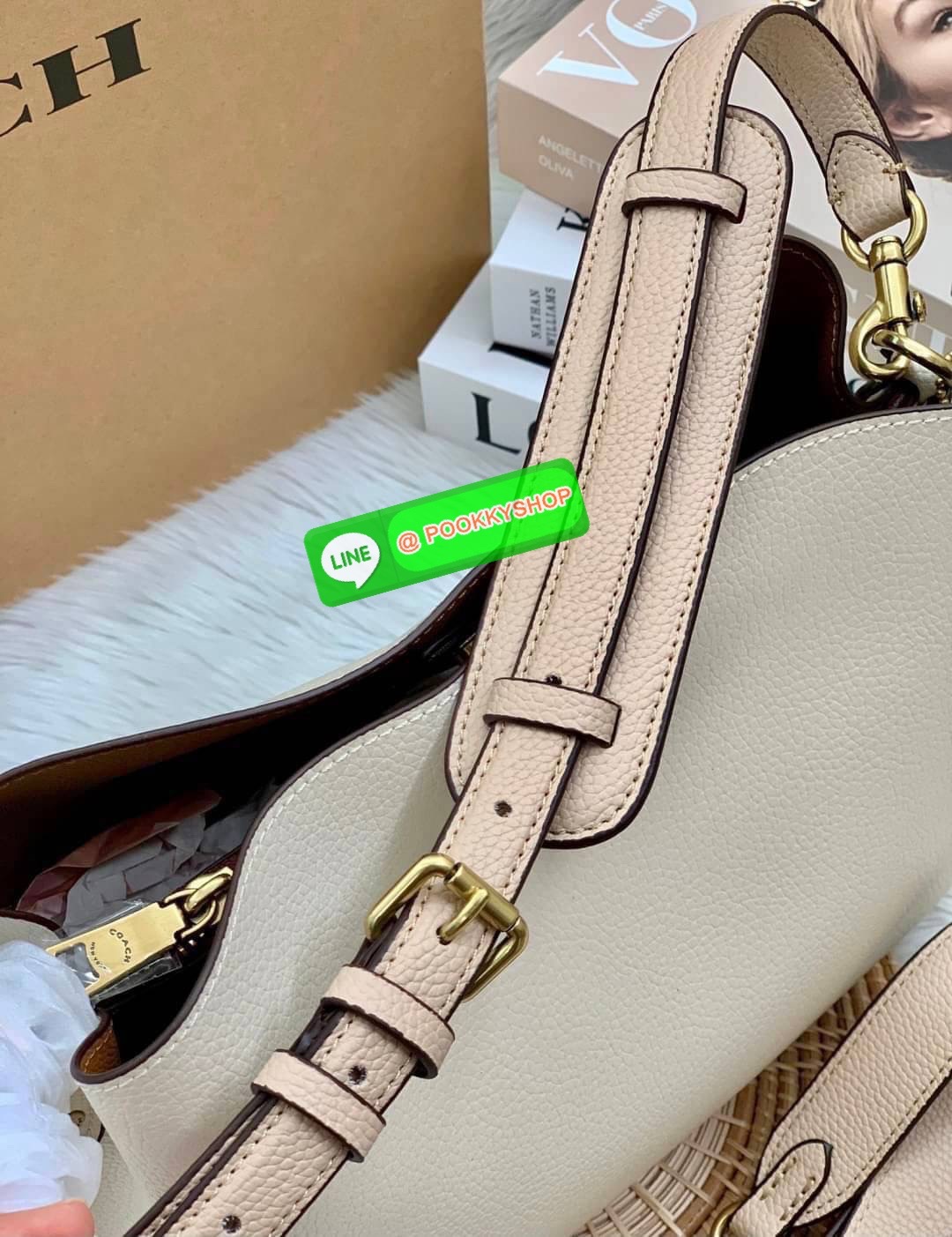 COACH WILLOW SHOULDER BAG ((C2745//C2590//C2621)) พร้อมส่ง ไม่ให้หลงรักยังไงไหว 🔺กระเป๋าหิ้ว//คล้องไหล่//สะพายข้าง สุดคุ้ม! หนังแท้ชั้นดีที่สุด ได้ไปหลงรักแน่นอนค่ะ หนังสวยมากๆ 🔺ตัวกระเป๋าแบ่งเป็นสองช่องหลัก ด้านนึงเป็นแบบหมุนล็อค//อีกด้าน