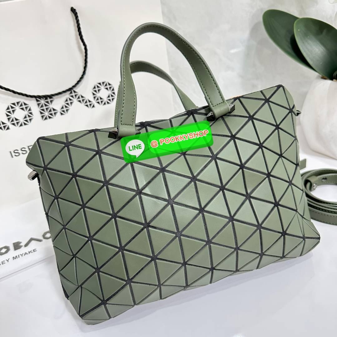 Bao Bao issey Miyake Tonneau Small Matte Bao Bao Issey Miyake รุ่น TONNEAU (ทอนโนะ) กระเป๋าทรง Boston Bag ที่โดดเด่นด้วยลายแพทเทิร์น 3 เหลี่ยมด้านเท่าเรียงต่อกัน ทำให้กระเป๋าใบนี้มีความโดดเด่นทั้งในเรื่องของดีไซน์ที่ทันสมัย และการใช้งานที่ครบทุกฟังก์ชั่น