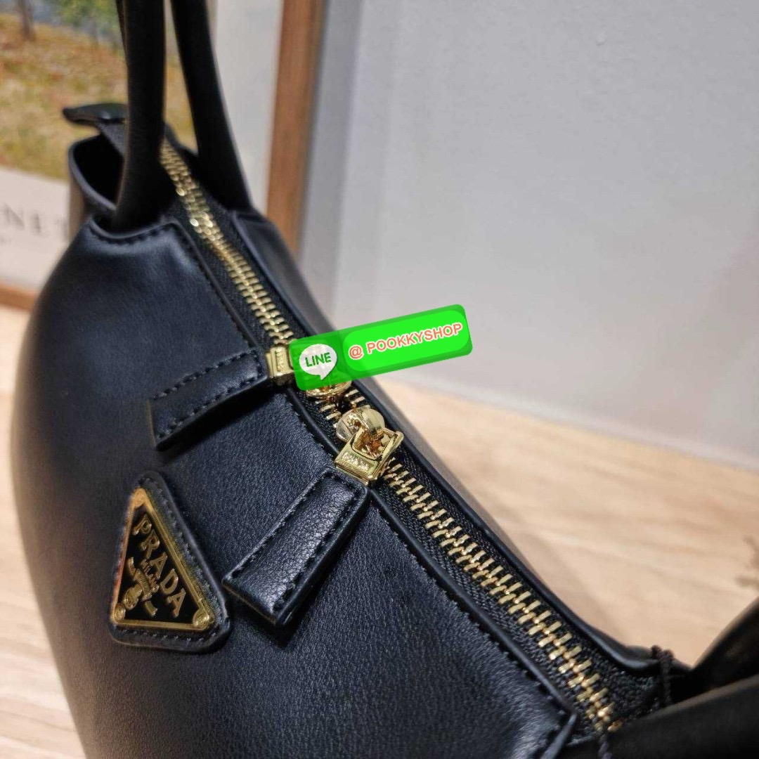 PRADA MEDIUM LEATHER HANDBAG 🔆 Details สะเทือนวงการแฟชั่นแบบสุด! กับกระเป๋าสะพายไหล่พรีเมี่ยมกิ๊ฟ ดีไซน์เก๋และมาแรงมาก สาวๆหนุ่มๆติดแกลมต้องไม่พลาด สวยดูแพง หูสะพายคล้องไหล่สะดวก ปากกระเป๋ามีซิปรูดเปิดปิดง่าย ภายในแบ่งสัดส่วนสวย โล่งกว้าง มีทั้งช่