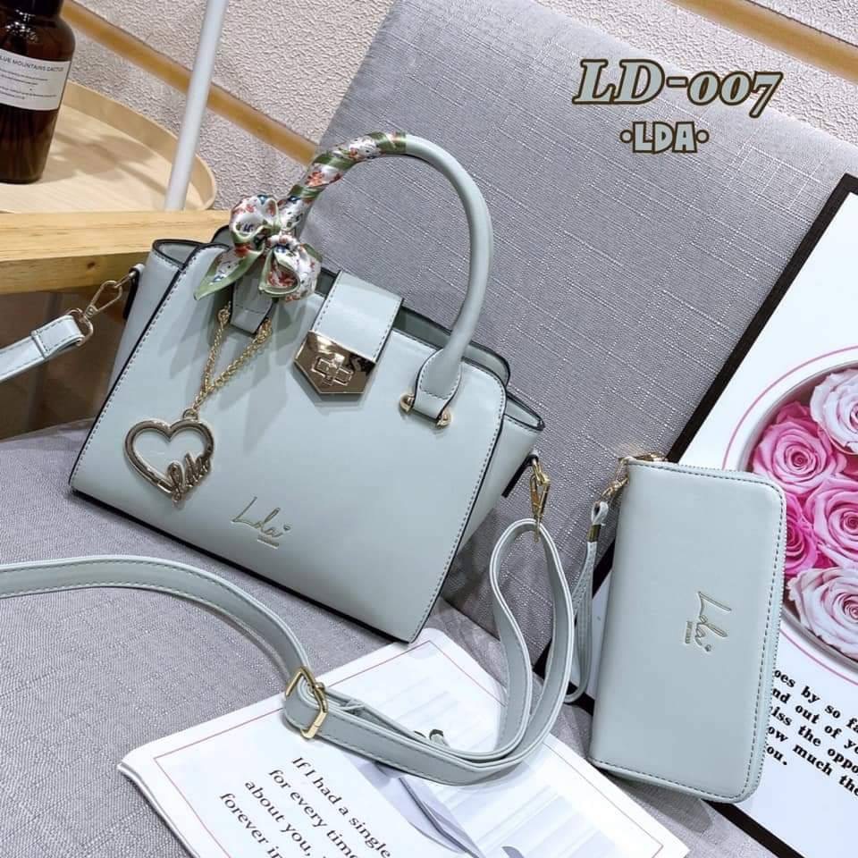 พร้อมส่ง งานเซต รุ่นขายดี New คอลเล็คชั่น LDA Set !! 2 ใบ สุดคุ้ม พร้อมส่ง กระเป๋าแบรนด์ LDA ของแท้100% รุ่นใหม่ล่าสุด งานสวยมาก มาพร้อมกระเป๋าสตางค์ ใบยาว ด้านหน้ากระเป๋าปั้มแบรนด์ ห้อยพวงกุญแจLDA แบบสวยเก๋ หนังเรียบหรูดูแพงค่ะ สีสวยละมุนทุกสี ขนาดกำลังพ