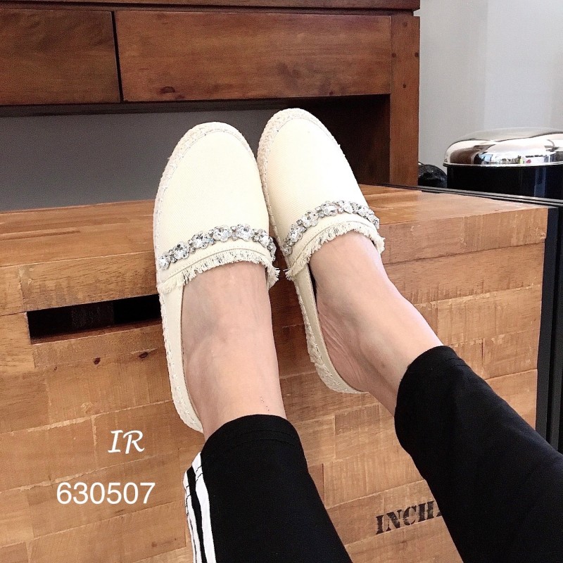 แบบขายดี!!! พร้อมส่ง เสริมลุคของคุณให้ดูลุคสวยชิคด้วยคู่นี้ค่า ทำจากวัสดุผ้าแคนวาสนิ่มเกรดแพงดีไซน์แต่งเพชรคาดเย็บทุกเม็ด ด้านในซับหนังพื้นนวมนิ่มใส่สบายเท้า สาวๆแฟชั่นนิ่สต้าตัวจริง ห้ามพลาดเลยค่า