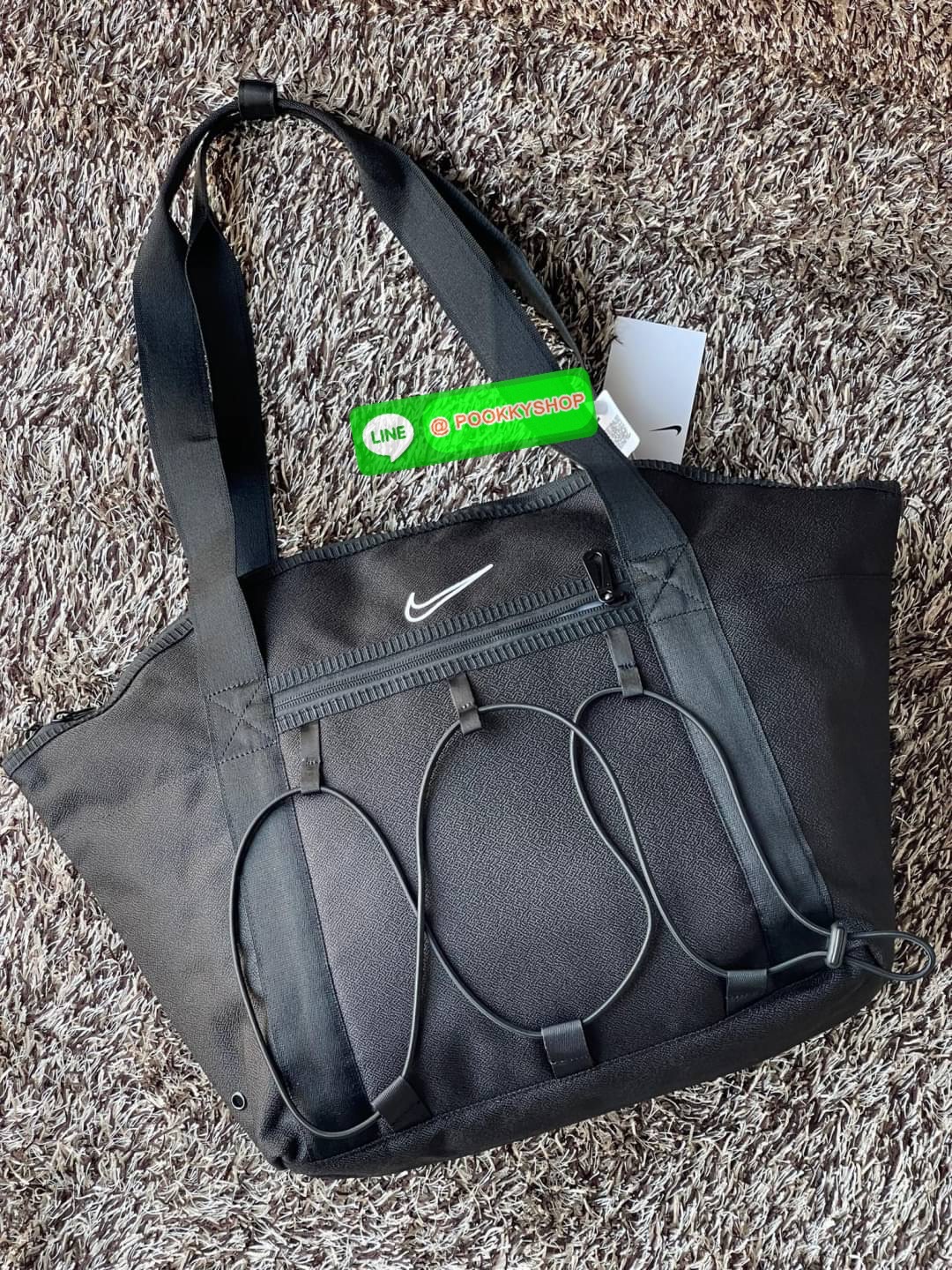 💕Nike One Women's Training Tote Bag กระเป๋าโท้ท Nike One เป็นทางออกของคุณในการใส่ทุกอย่างให้เข้ากับวันของคุณ ตั้งแต่ที่ทำงานหรือโรงเรียนไปจนถึงการออกกำลังกาย—ดีไซน์อเนกประสงค์มีทุกสิ่งที่คุณต้องการ ใส่แล็ปท็อป ขวดน้ำ และทุกสิ่งที่คุณต้องการใน