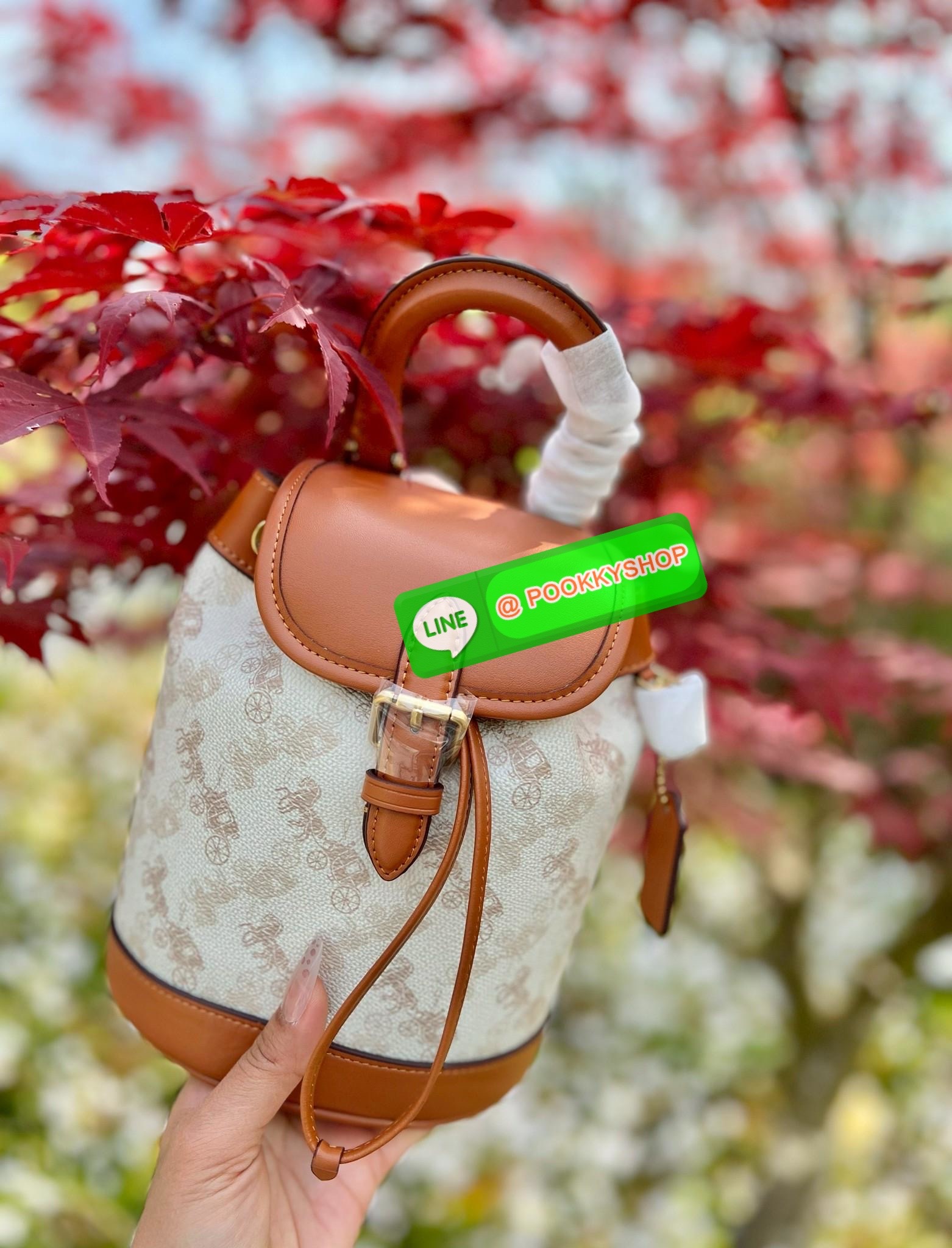 NEW ARRIVAL! **สินค้าเข้าใหม่** COACH HARPER BACKPACK WITH HORSE AND CARRIAGE PRINT ((CAM31)) 🔖พร้อมส่งใหม่ล่าสุด! กระเป๋าสะพายมีหูหจับด้านบน ที่สามารถพกพาไปไหนมาไหนได้ตลอดเวลา หนังแท้อย่างดีนิ่มสวย((หนังไม่แข็งทื่อนะคะ))ตัวกระเป๋าปริ้นท์ลายรถม้าอ