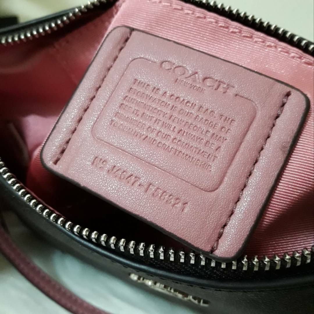 ขายดี Coach Messico Top Handle Pouch In Signature Coated Canvas กระเป๋าหิ้ว/คล้องไหล่/สะพายข้าง ขนาดเหมาะ ดีไซน์สวยน่ารัก ผลิตจากวัสดุคุณภาพดี แข็งแรงทนทานน้ำหนักเบา ภายในบุผ้าสวยงามเรียบร้อย 1 ช่องอเนกประสงค์ ซิปโลหะสีทองสวยงาม สายสะพายถอดและปรับความยาวไ