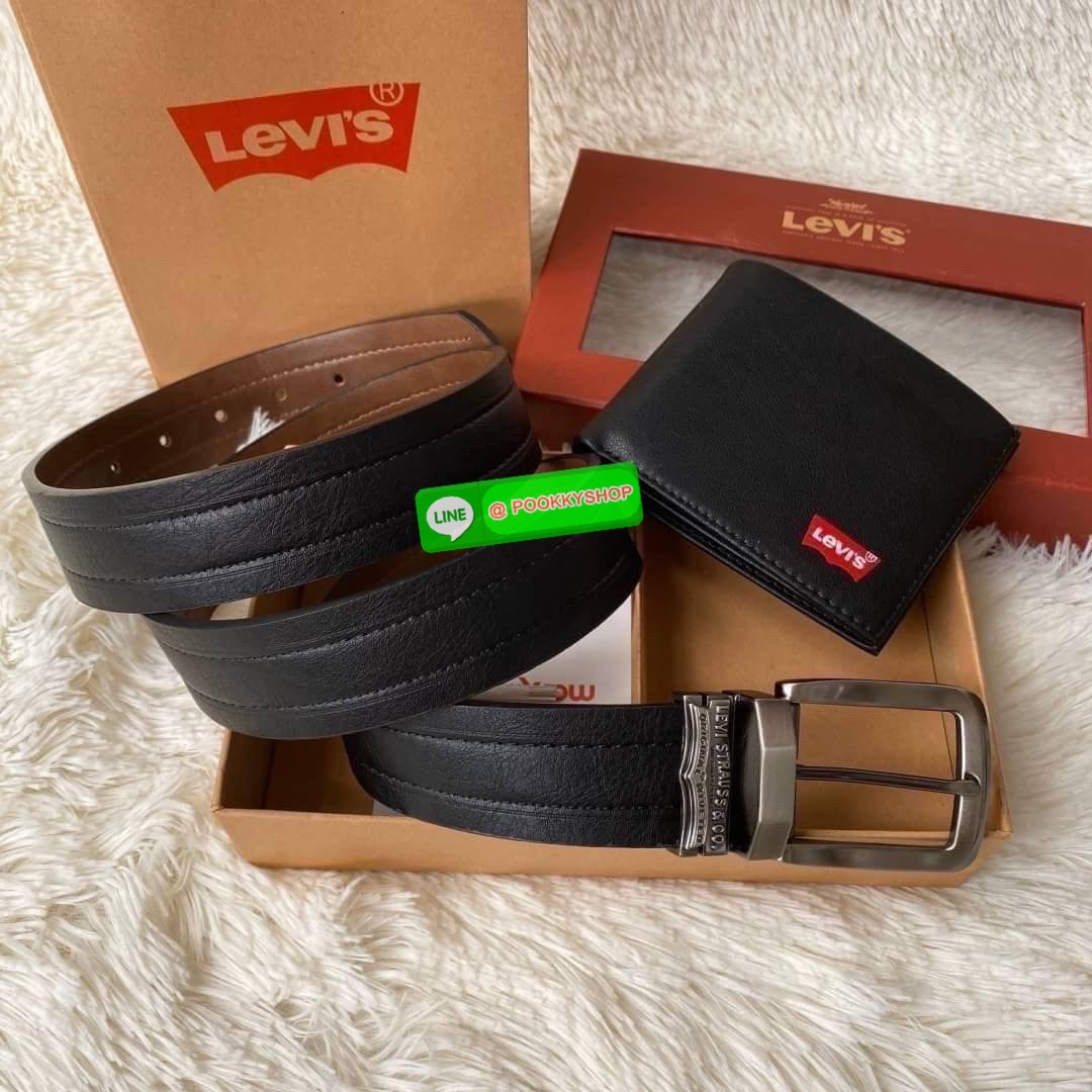 กระเป๋าสตางค์+เข็มขัด Levi's กระเป๋าด้านหน้าปั๊มโลโก้แบรนด์ด้านในมีช่องใส่บัตร และมีช่องใส่ธนบัตร 2 ช่อง ส่วนตัวเข็มขัด Levi's หัวเข็มขัดเป็นแบบลำลอง ด้านหน้าปั๊มอักษรแบรนด์ ตัวสายสีน้ำตาลดำ ด้านหลังปั๊มชื่อแบรนด์ มีแท็กป้ายติดตัวเข็มขัด