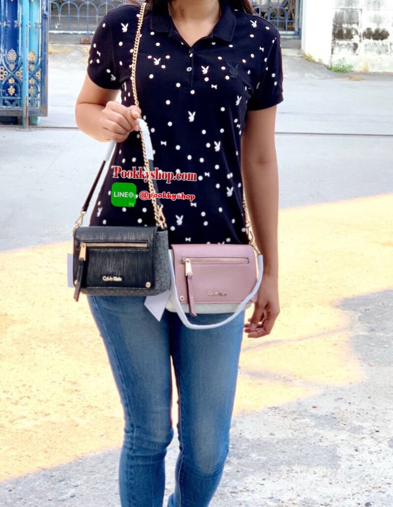 New arrival !! CALVIN KLEIN HANDBAG // SHOULDER BAG กระเป๋าถือ//คล้องไหล่//สะพายข้าง//หรือครอสบอดี้ร์ได้ค่ะ ดีไซด์สวย น่าใช้มากๆค่ะ วัสดุหนังผสมนิ่มมือค่ะ ด้านมีโลโก้แบรนด์ พร้อมช่องซิปใส่ของจุกจิก เปิดปิดกระเป๋าแบบกระดุมแม่เหล็ก ภายในแบ่งสามช่อง สามารถใส