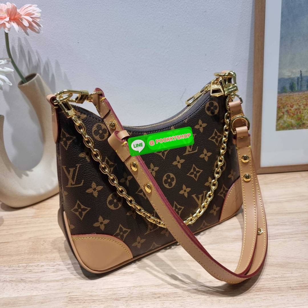 LV boulogne bag กระเป๋าสะพาย ดีไซน์คลาสสิครุ่นสุดปัง ขนาดกำลังดี ใช้งานได้สะดวกคล่องตัว วัสดุหนังแคนวาสทนทาน ปากกระเป๋ามีซิปเปิดปิด ภายในโล่งกว้าง ใส่ได้ทั้งกระเป๋าสตางค์ใบยาว มือถือ ของจำเป็นต่างๆ มาพร้อมสายสะพาย ปรับได้ตามชอบ และสายโซ่คล้องไหล่อีกหนึ่งเ