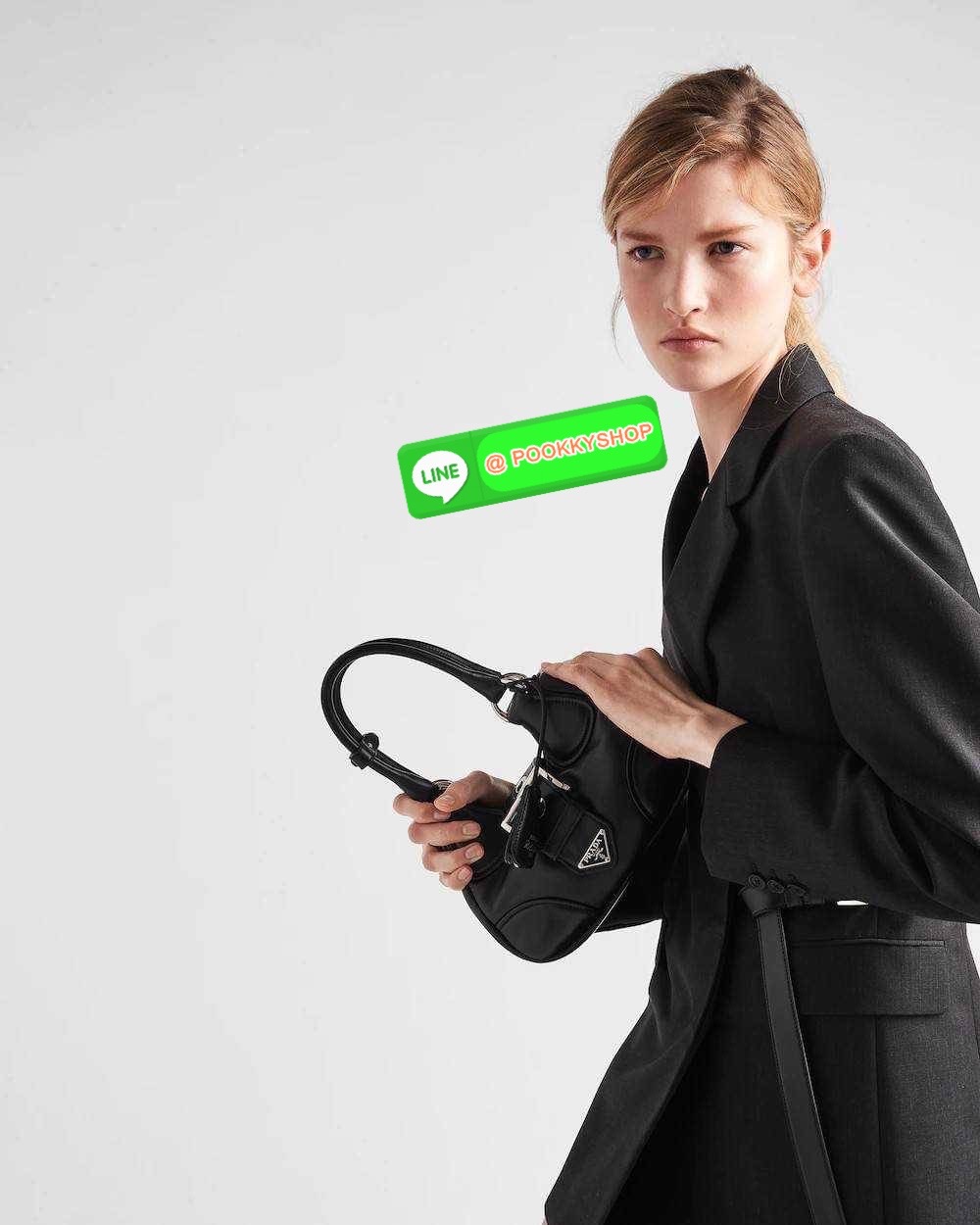 PRADA RE-NYLON AND LEATHER MOON PADDED BAG ใหม่ล่าสุด กับคอลที่ใครๆเห็นก็ต้องรัก ขนาดกำลังน่ารัก ดีไซน์สวยดุ และยังดูแพงได้อีก ด้วยวัสดุที่มีคุณภาพอย่างไนล่อนตัดสลับด้วยหนัง nappa หูสะพายมีสายรัดได้ ภายในโล่ง มีช่องซิป มาพร้อมสายสะพาย ปรับได้ตามต้องการ อี