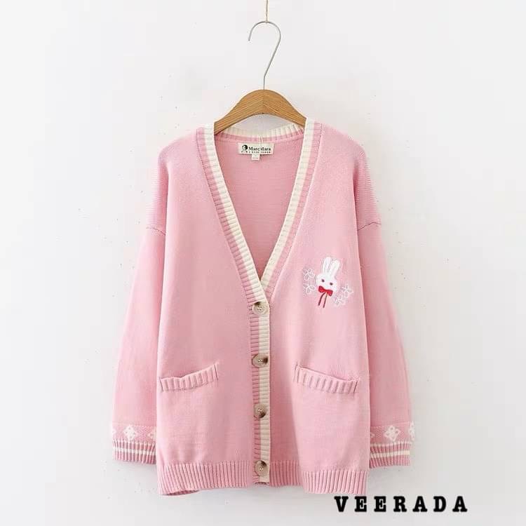🌸New Collection🌸 Veerada Bunny Cute แน่นอนว่าเริ่มจะเข้าสู่ฤดูหนาวแล้ว ทุกคนก็ต้องไม่พลาดสรรหาเสื้อคลุมกันหนาว อบอุ่น ดูดี และราคาถูก ซึ่งหาได้ไม่ยาก เพราะเราเลือกแต่สิ่งดีๆ มีคุณภาพสูงราคาเบา อย่างเช่นตัวนี้เลยค่ะ ตัวใหญ่นิดหน่อย มีกระเป๋