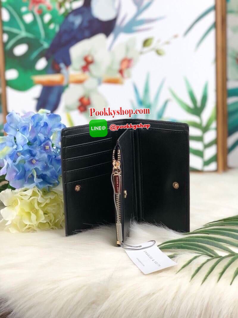 New! CHARLES & KEITH SHORT WALLET กระเป๋าเงินรุ่นใหม่สีสันน่ารัก วัสดุหนังเรียบ ด้านหน้ามีโลโก้แบรนด์ เปิดปิดแบบกระดุม มีช่องใส่บัตร 5 ใบ และช่องเล็กเก็บของได้ มีช่องซิปใส่เหรียญ สามารถใส่ธนบัตรได้ตามยาว แบงค์พันก็ใส่ได้จ้า รุ่นนี้ใช้กับกระเป๋าขนาดมินิ ได